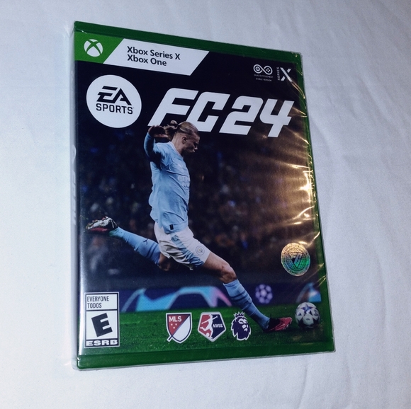 WWE 2K24 / FC 24 Xbox Series X Game Bundle - Picture 2 of 3